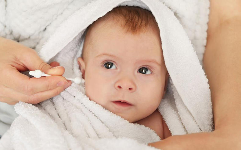 宝宝频繁挠耳朵耳朵口有红肿,宝宝总挠耳朵是要长牙了吗