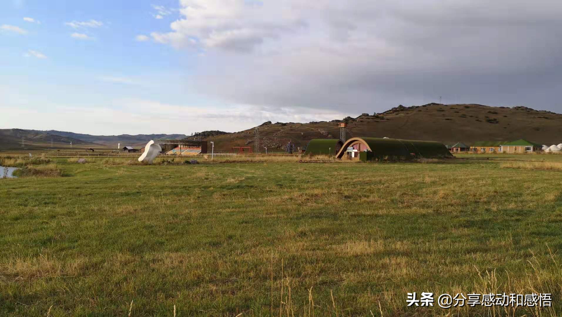 *疆新**汽车窗外的光影世界：斑驳陆离风光美，亦梦亦幻疑成仙