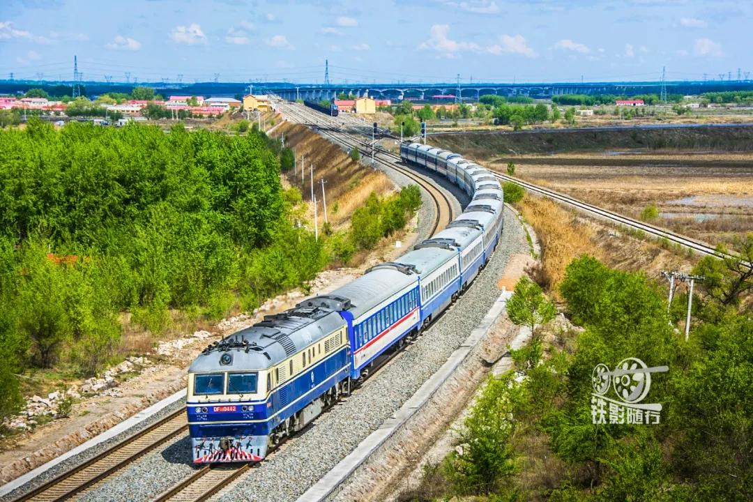 铁影车,东风11型内燃机车照片