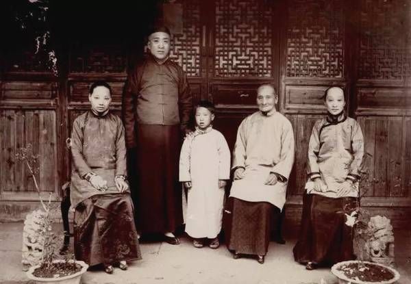 她过了41年无性无爱婚姻，文豪丈夫出轨，无人养老，最终悲惨离世