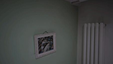 使用手机检测房间内针孔摄像头,男子住房发现针孔摄像头