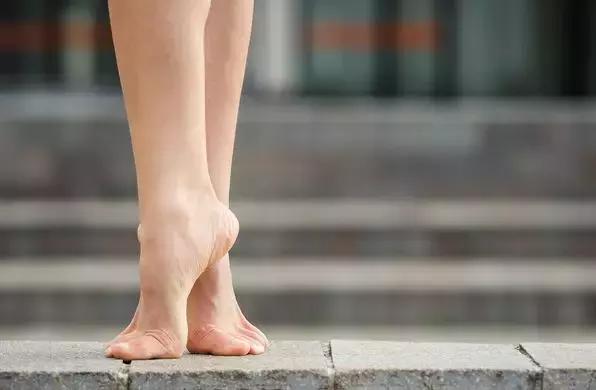 腿上的血管像蚯蚓是什么原因,腿上的青筋像网状太明显了