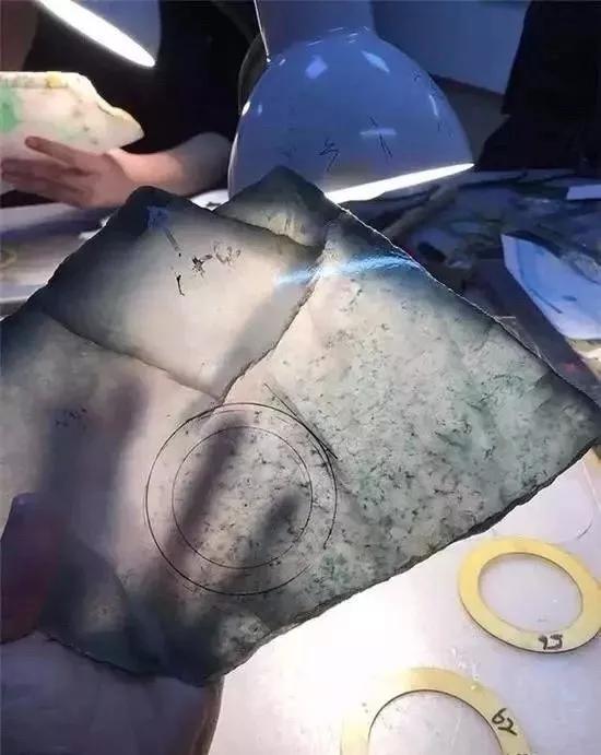 2018香港保利翡翠拍卖价格,保利春拍翡翠手镯5000万