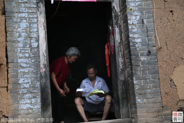 深山老两口5年还18万欠款，大妈每天抱着儿子遗像哭