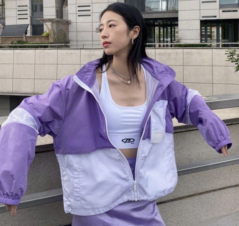 周雨彤衣服太大胆了，紫色休闲服又甜又凉爽，所以敢穿