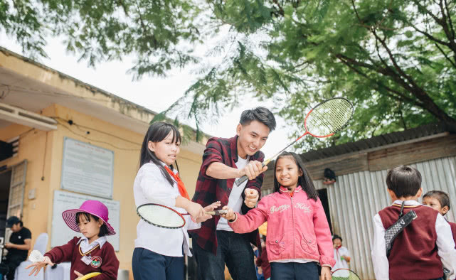 越南高薪小伙辞职去拍视频成网红，赚钱后给农村孩子建30个运动场