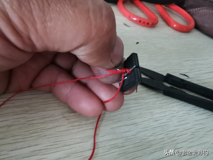 自制绑钩器的绑钩演示,绕线圈自制绑钩器可以绑袖钩