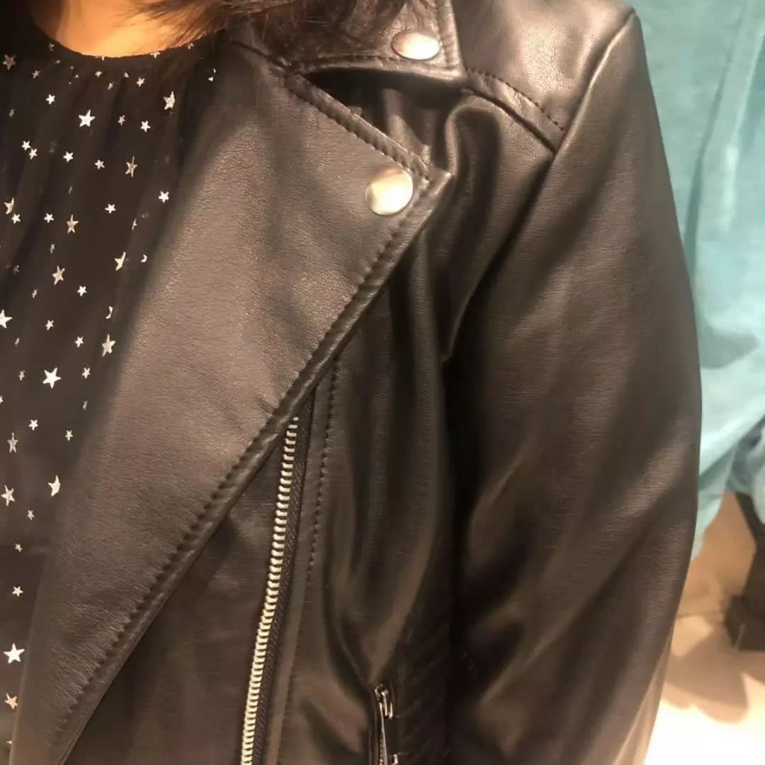 我带身高155的同事来到童装部，结果她逛疯了……