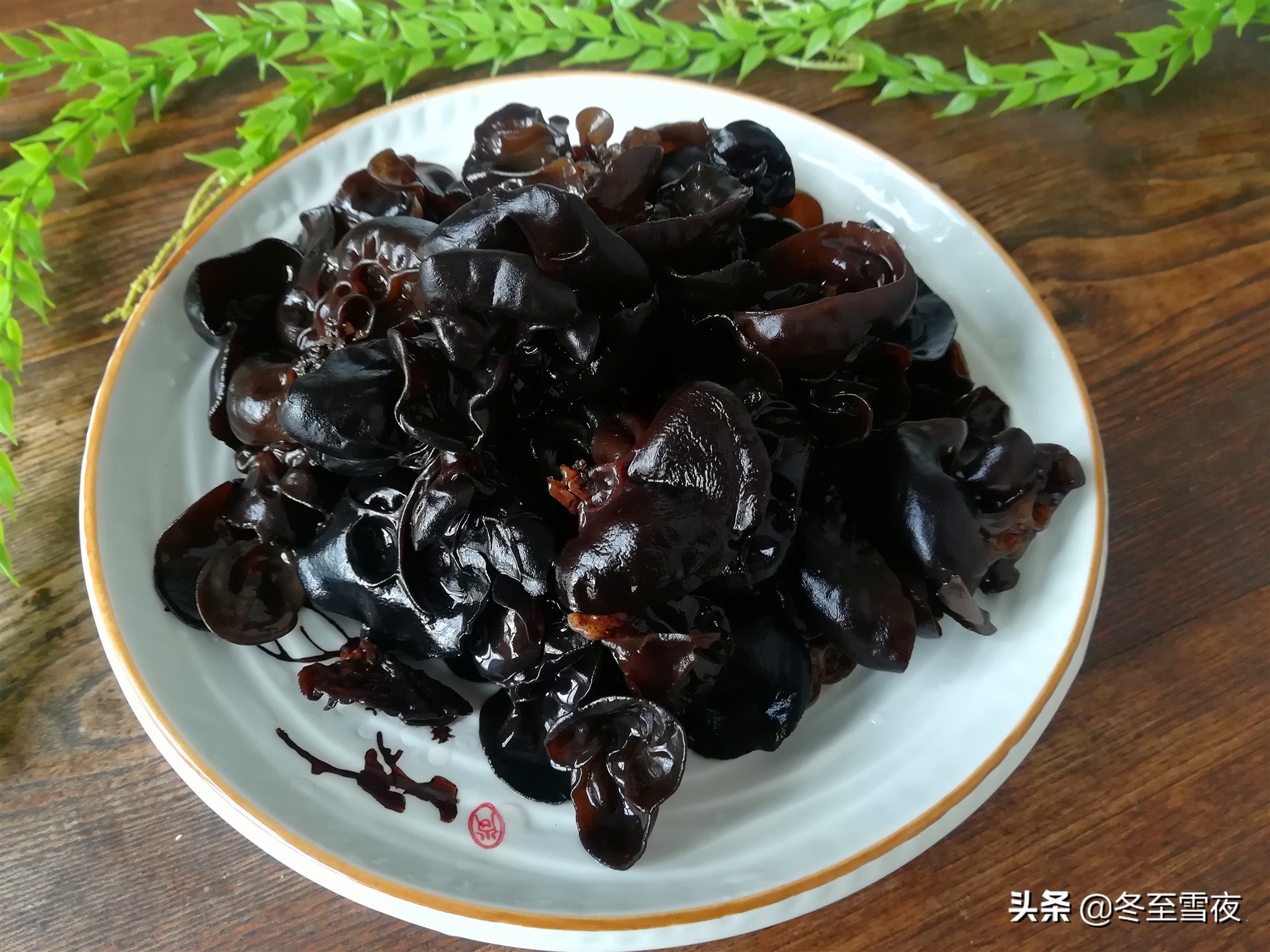 泡发干木耳用冷水还是热水,泡发干木耳用什么方法最好