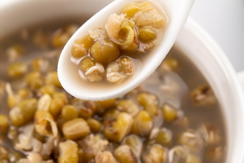 绿豆汤怎么煮才能煮得又白又软,想煮出碧绿的绿豆汤怎么煮才可以