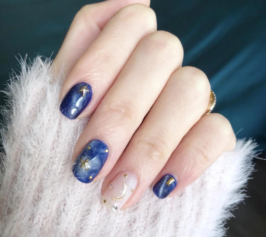 新年耐看美甲带钻款式图,纯色美甲显白秋冬短甲深酒红磨砂