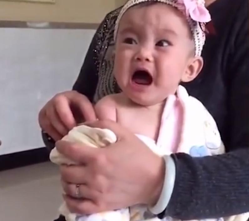 可爱萌娃打预防针,萌宝打针前听到哭声