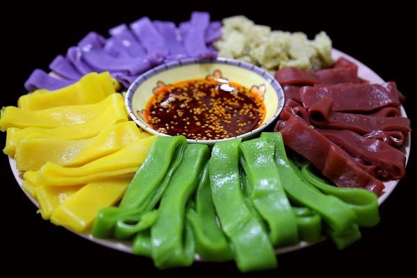 停留2分钟教你做蔬果五彩凉皮,小型五彩凉皮机器全自动一体机