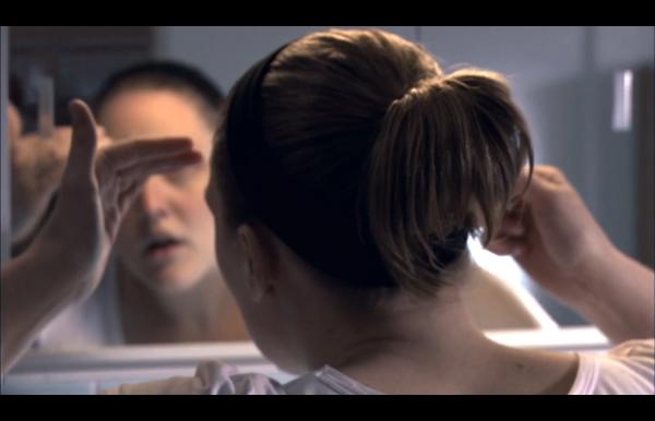 女孩变成橡皮人的电影,女孩的身体像橡皮泥