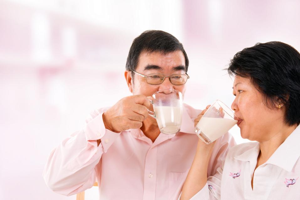 羊奶驼奶和牛奶哪个适合老年人,老年人喝驼奶的禁忌