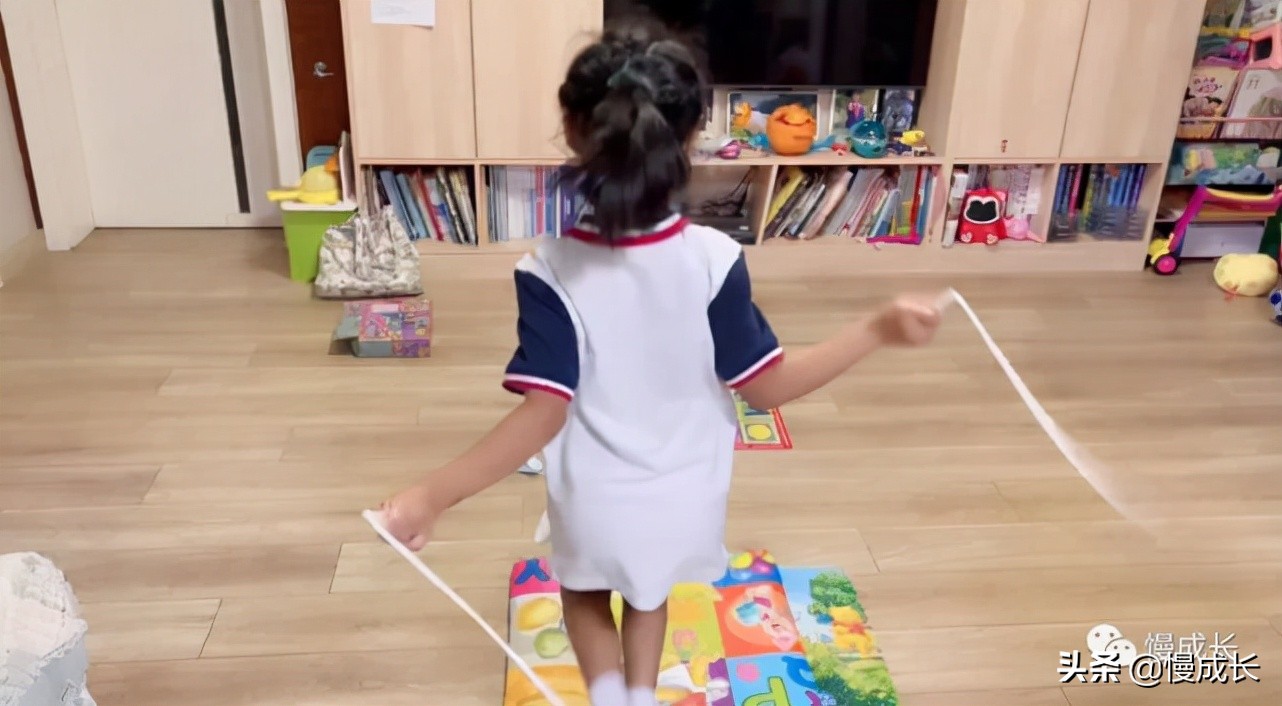 孩子放学自律跳绳,每天让孩子坚持读书和跳绳