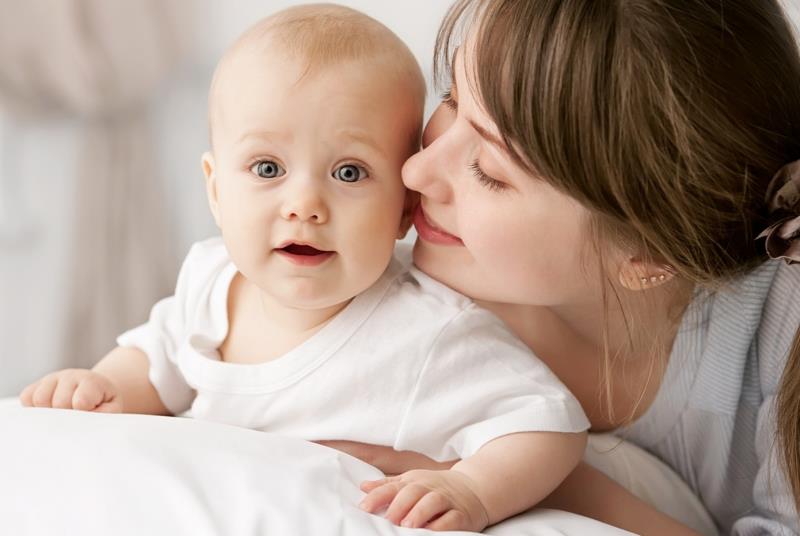 婆婆总喜欢把宝宝弄醒,婆婆总是叫醒婴儿