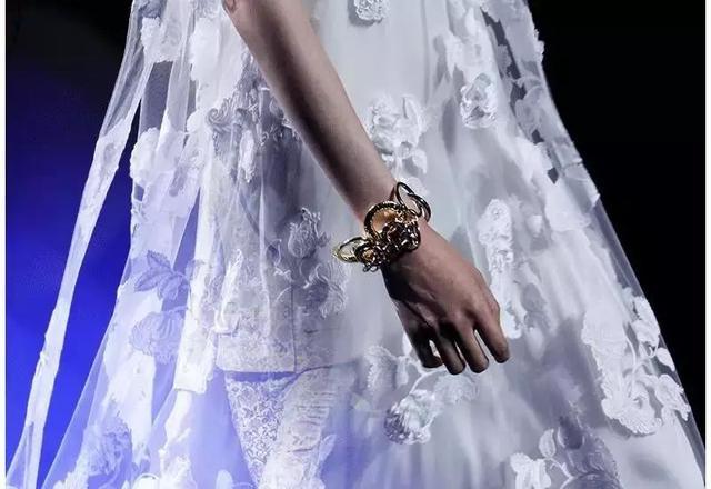 ep雅莹走秀2019,ep雅莹黑裙子