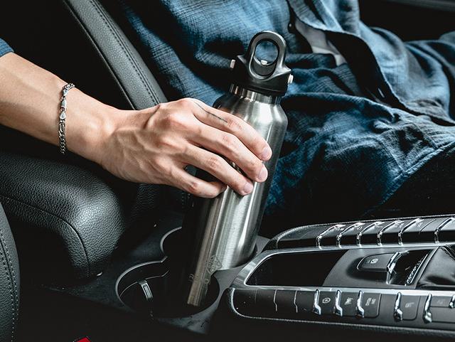 女生拧不开瓶盖却不要你帮忙,有些女生是真拧不开瓶盖