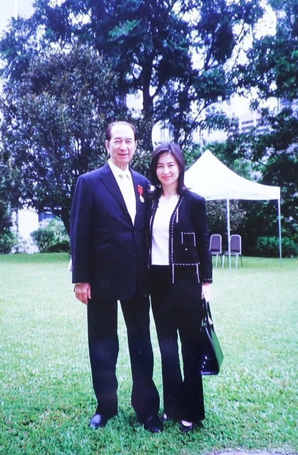 她是赌王最苦命的孙女，父母双亡，惨遭离婚，罹患癌症，无缘家产