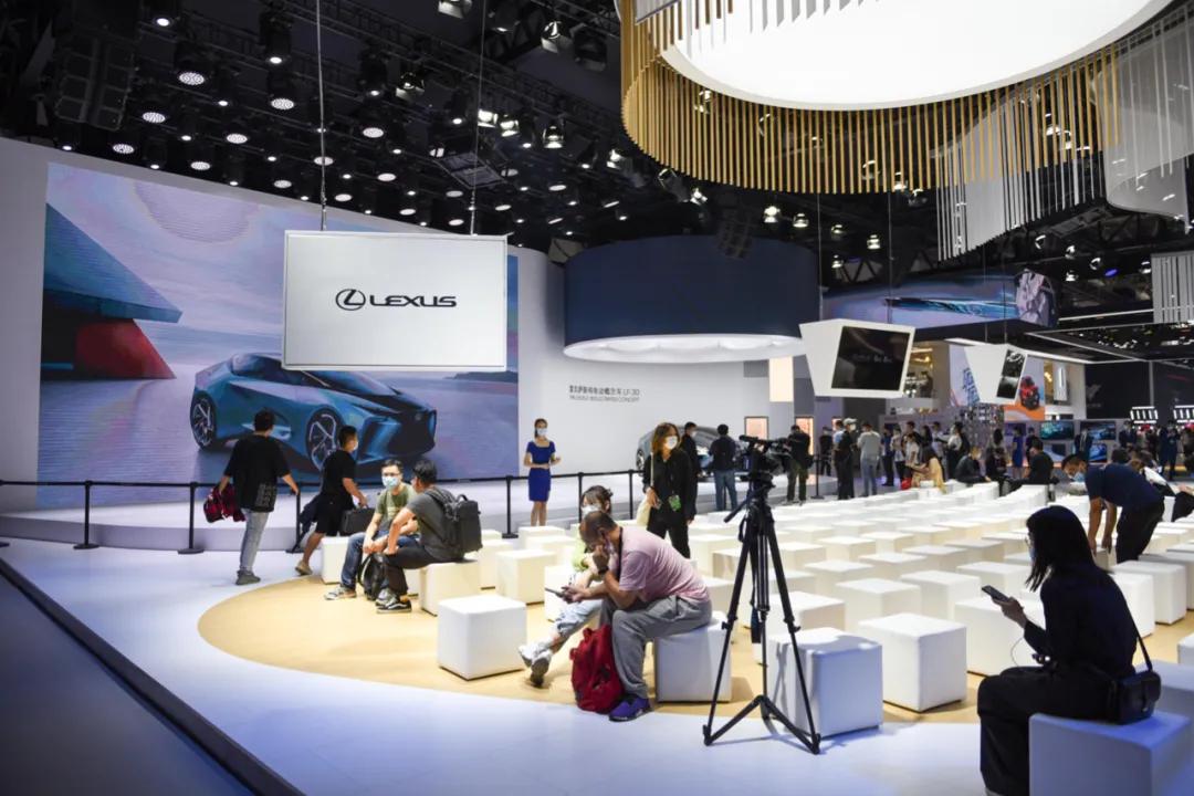 国产家轿不将就，现场堪比迪士尼，北京车展除了新车还看些啥？