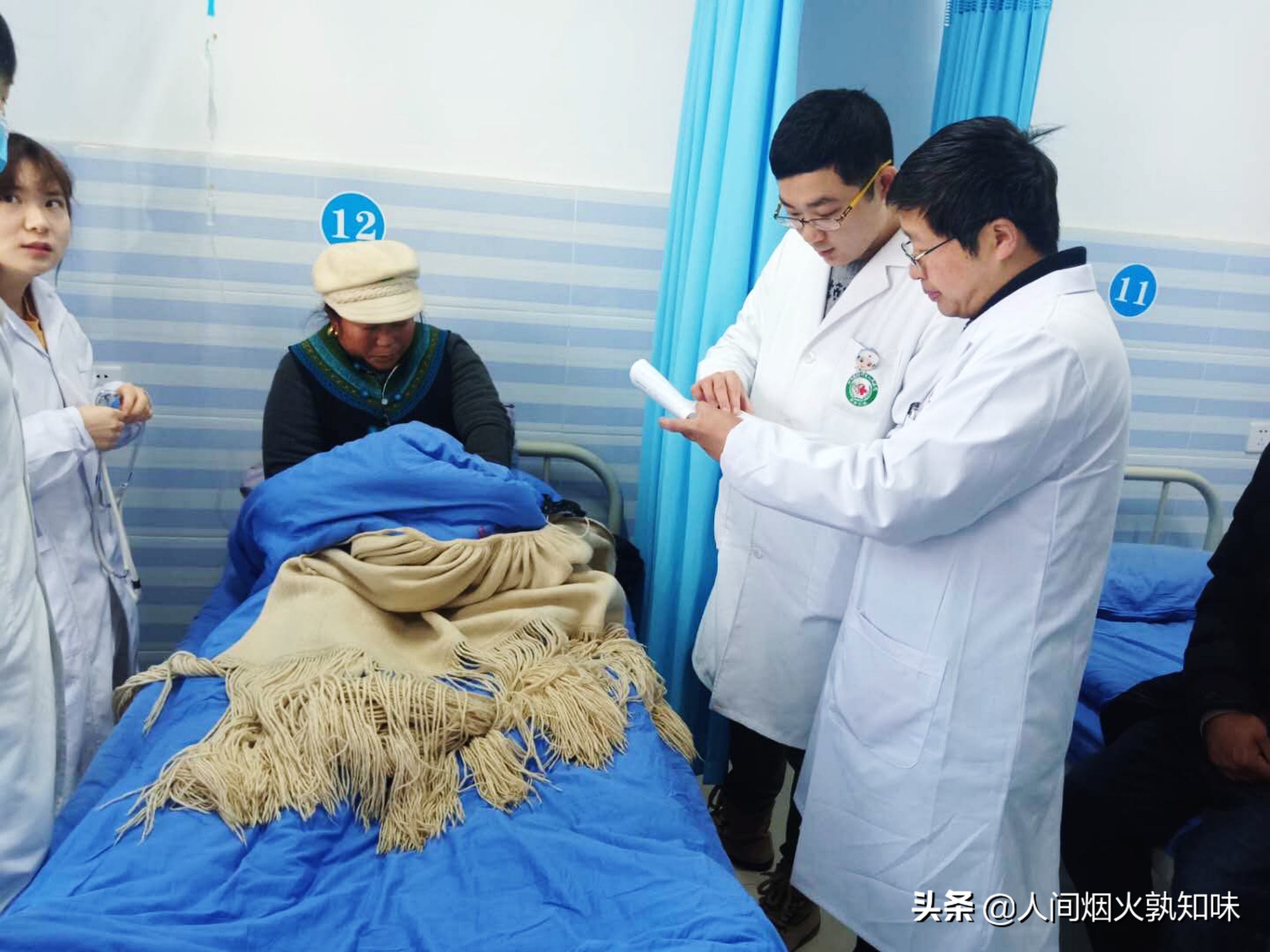 医生妙手回春为许多人解除了病痛,医生为广大人民义诊消除病痛