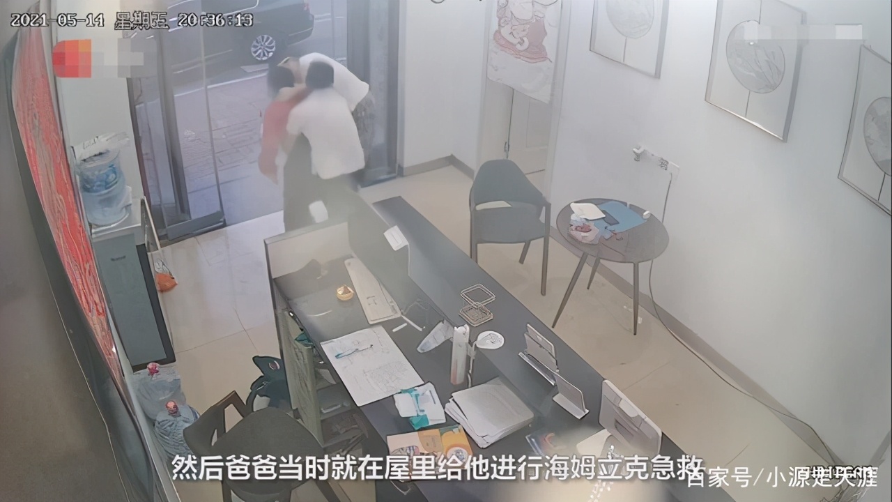 女孩吃面条卡住,现场演示被异物卡住女生怎么急救