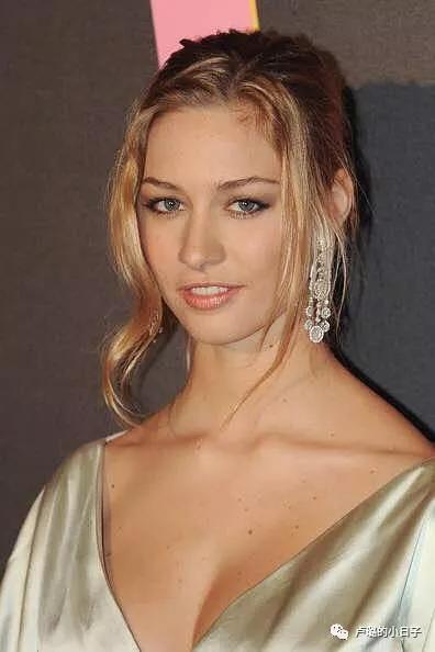 摩纳哥王妃终于精心打扮,摩纳哥最美王妃穿衣搭配