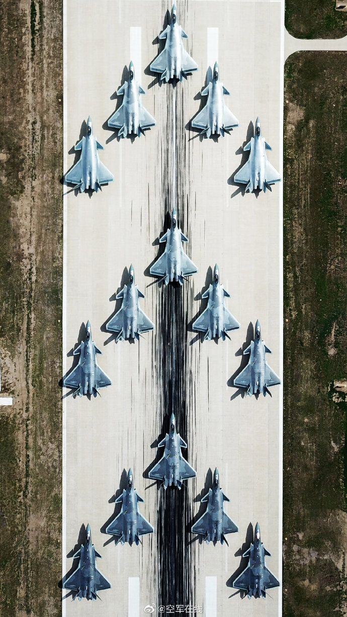 威龙列阵，长空彩练！详解百年庆典空中表演中的解放军战鹰编队