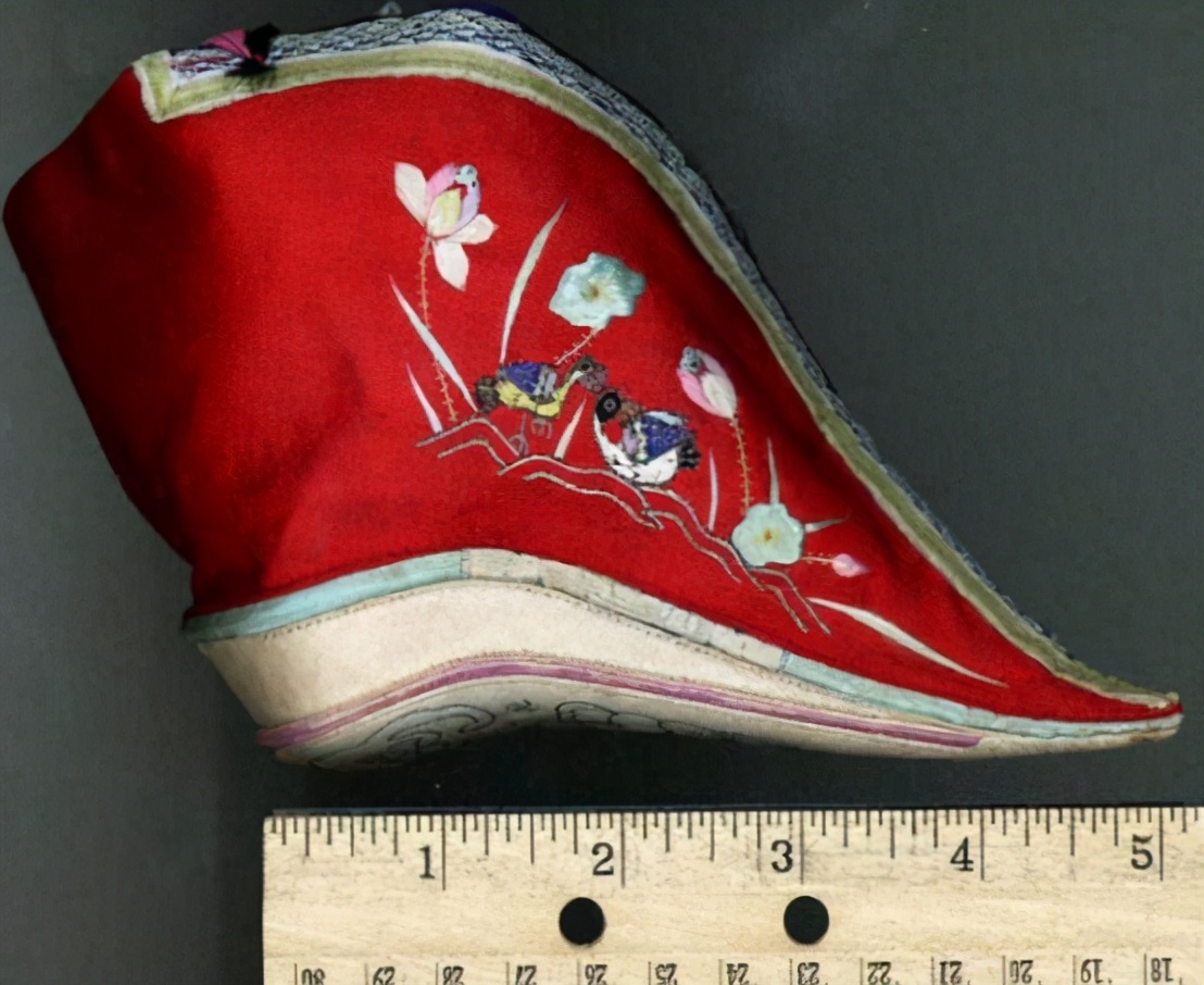 6岁为“美”被迫缠脚：三寸小脚走到百岁，看这位奶奶活成啥样子