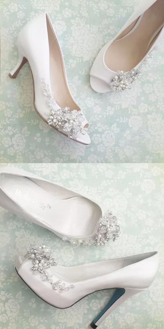 买了双白色高跟鞋，嫌太单调，稍加改造就美过新娘鞋，附教程