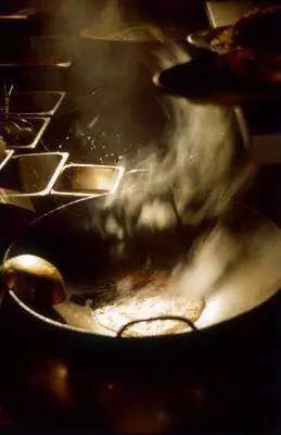 菜锅炒菜总是糊底,铁锅炒什么菜都粘锅怎么办