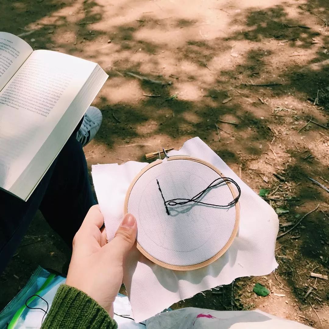 姑娘带着针线去旅游,刺绣记录最美风景，Gucci都找她合作！