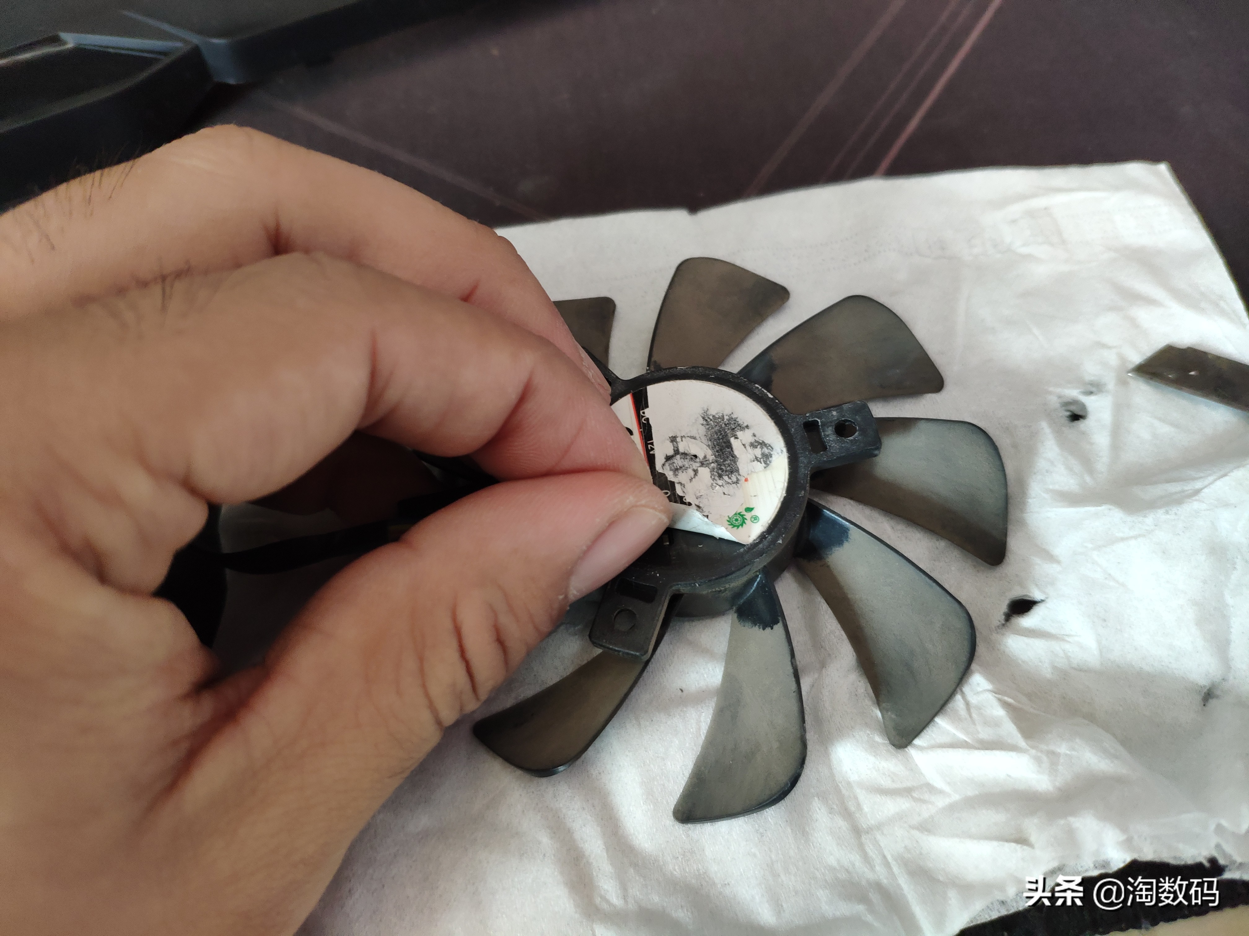 碎纸片卷进显卡风扇轴承？！WD40防锈液+小牙签完美解决咆哮风扇