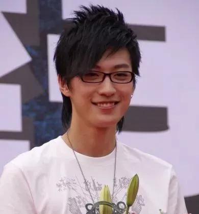 知名艺人自杀后,他的父母却被网暴了