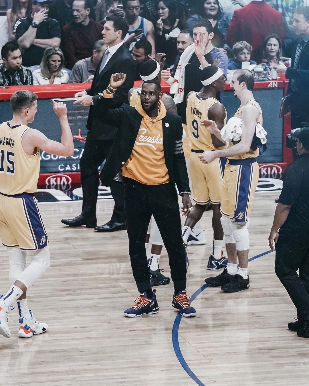 詹姆斯公开招募大牌自由球员,罗志祥女友坐在老詹身旁零距离接触