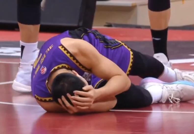 北控遭争议判罚！对手逃过一劫，马布里摇头苦笑+冲裁判喊话