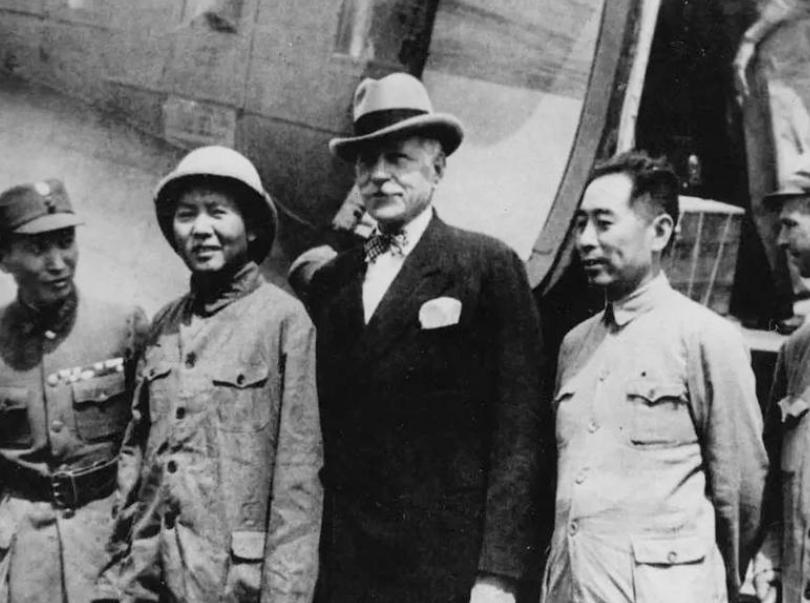 重庆谈判期间，毛主席一支烟让蒋介石后怕不已：此人不可轻视