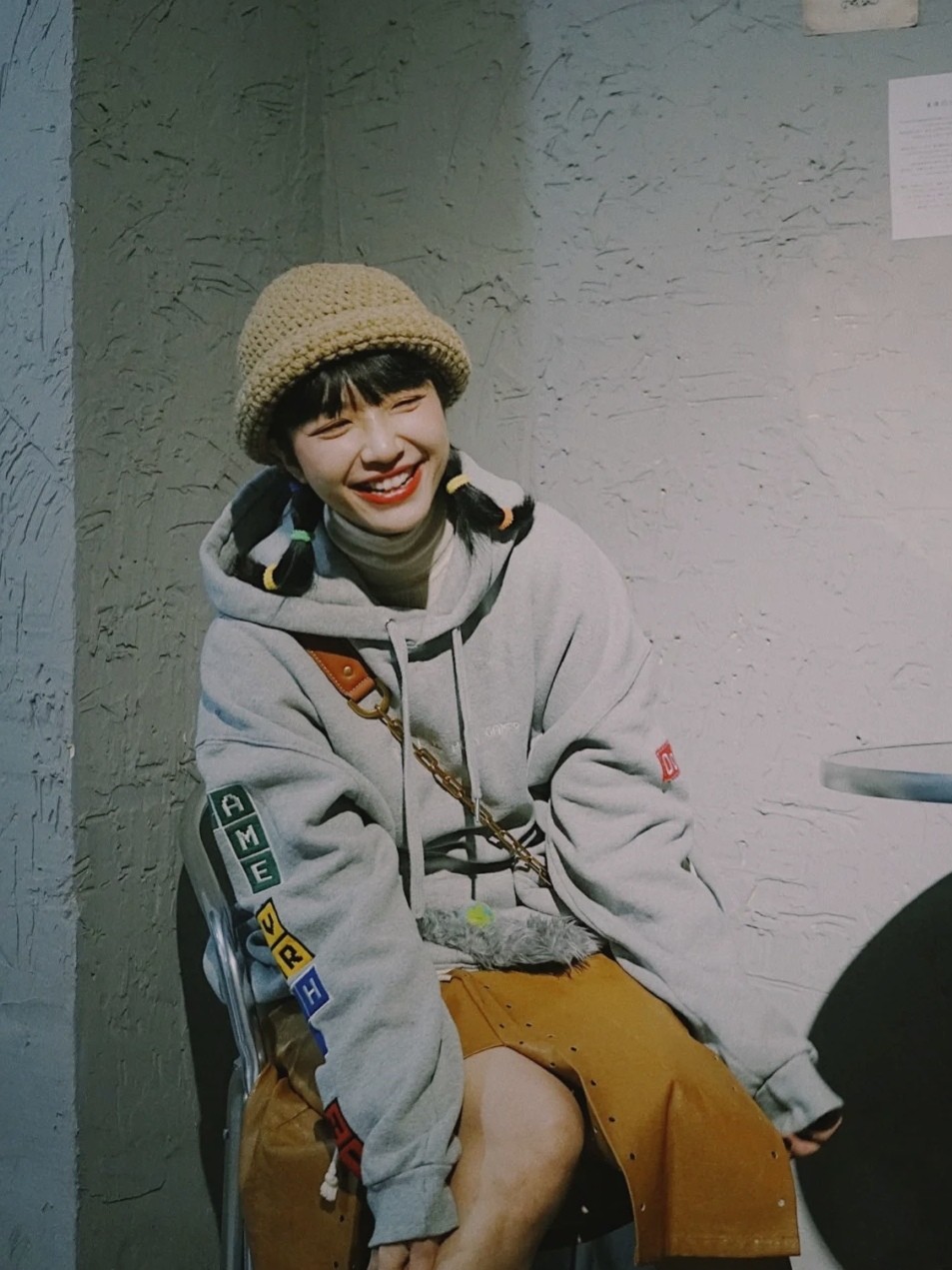 时髦的女人都穿卫衣减龄又好看,女生一定要了解的卫衣经典搭配