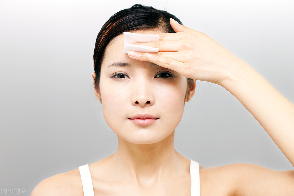 天一热皮肤就出油是怎么回事,天一热脸就油怎么内调