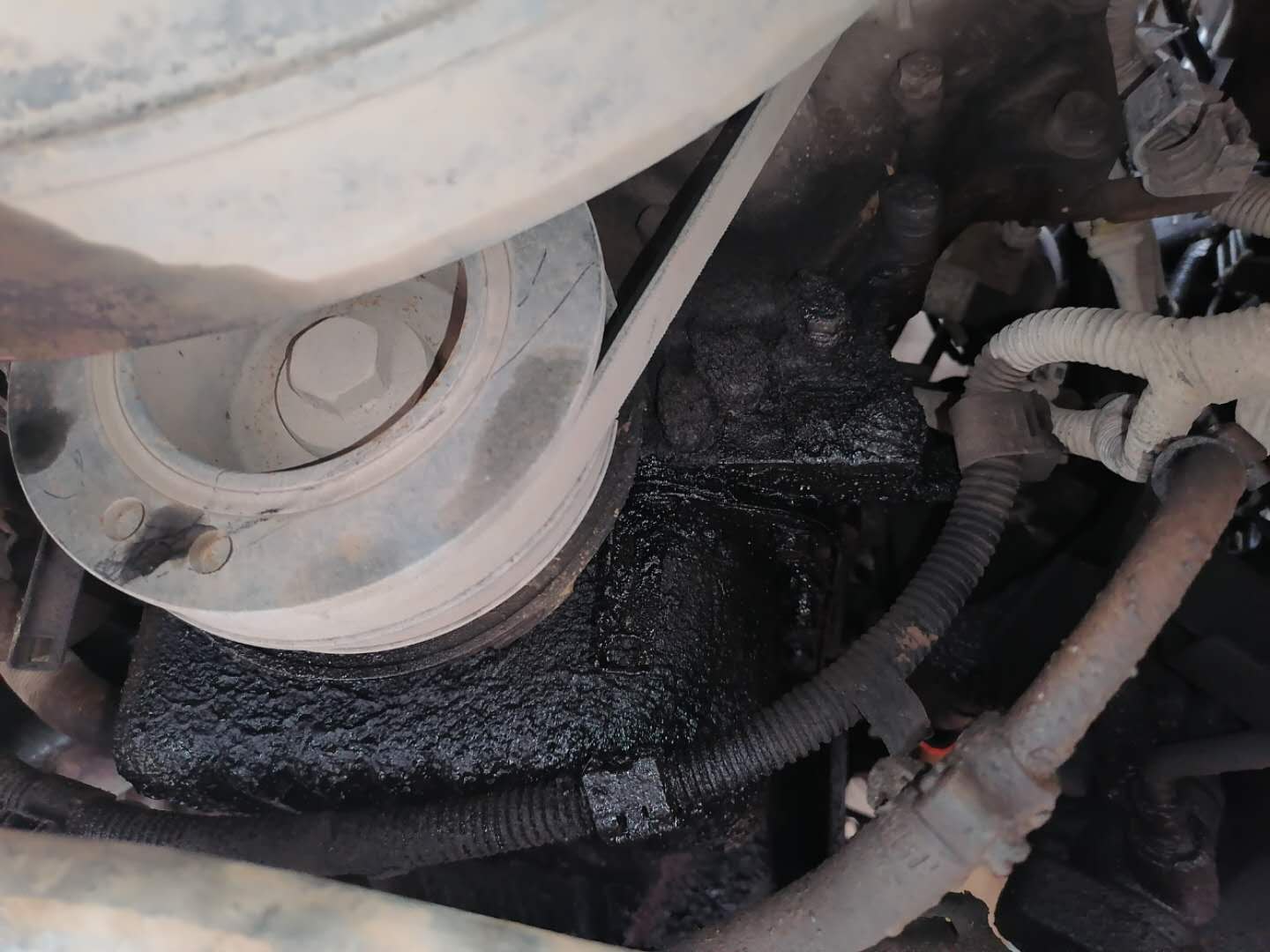 才跑4万公里货车烧机油怎么回事,发动机烧机油活塞发黑