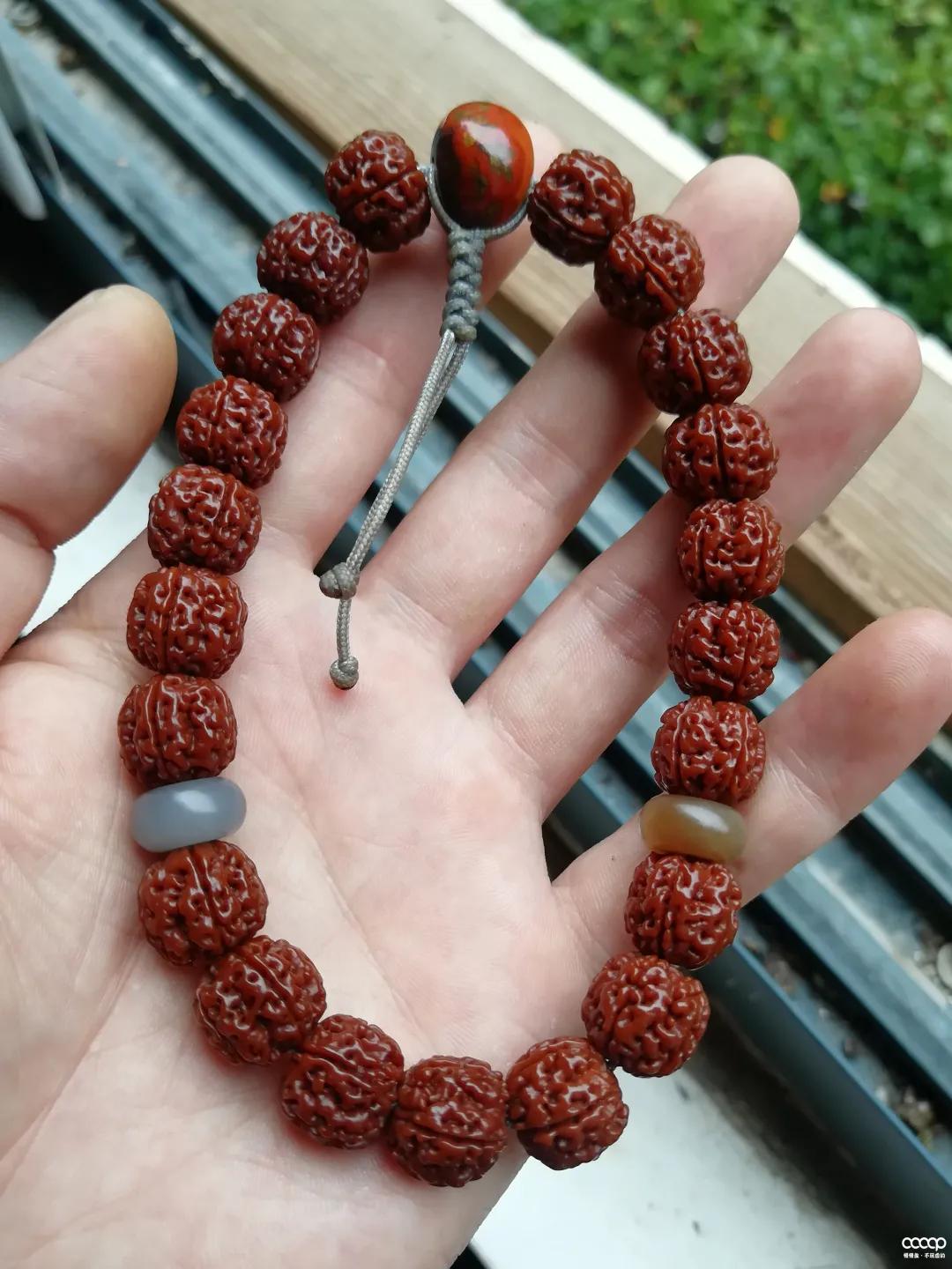 他试了一瓶“印度神油”，盘串6年，包浆妙啊