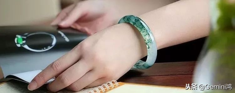 冰飘花翡翠手镯好处,戴翡翠手镯对身体有什么好处