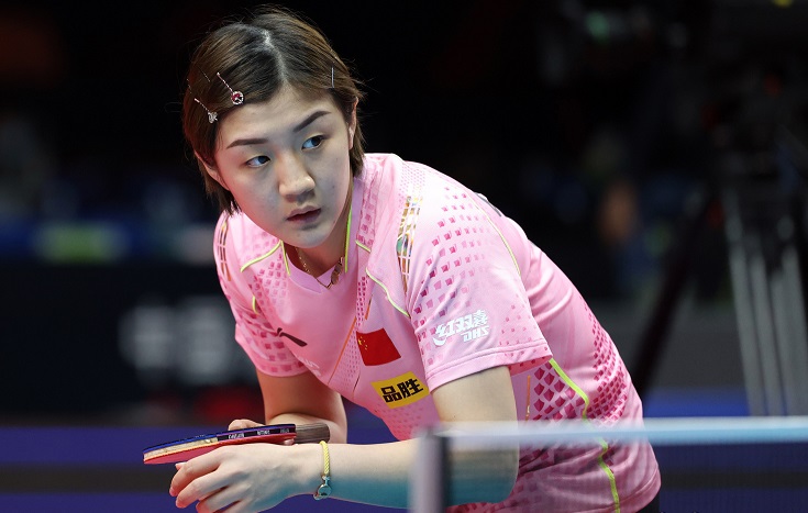 孙颖莎和伊藤美诚台下互动,孙颖莎对伊藤美诚撒娇