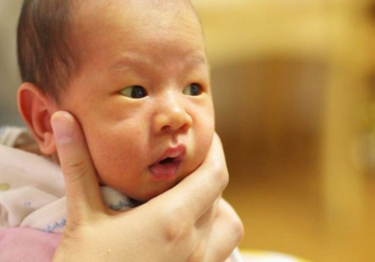 小孩适合睡扁头还是圆头,为什么以前流行给孩子睡扁头