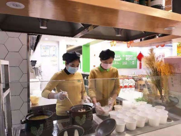 老乡鸡龙津大道店长,老乡鸡为武汉医护人员送餐