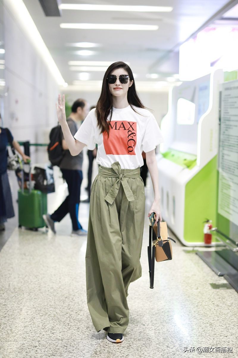 何穗一身长裙惊艳亮相,何穗穿黑色薄纱裙