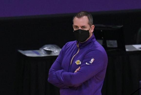 湖人4换1抢利拉德,辣眼睛打篮球