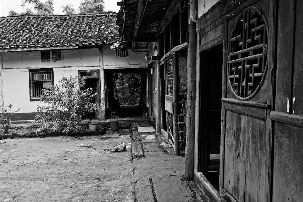 八十年代侵犯妇女判什么罪,侵犯已婚妇女触犯哪条法律