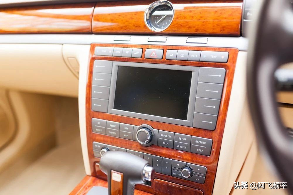 辉腾w12香港牌,辉腾w12标志